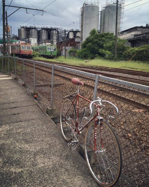 zero829: 銚子電鉄とヤマサ醤油工場をバックに一枚。この感じ堪らん‼︎ 2016/07/29 * * #midea  #fixedgear #trackbike  #keirin  #chosh