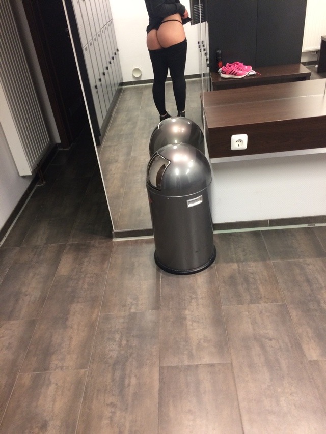 ccoconutcat:  taking photos at the gym