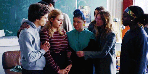shaydixons:everyone comforting daphné