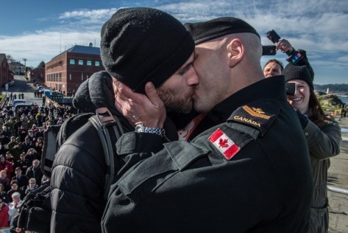 buzzfeedlgbt:  When a naval vessel comes home after a long deployment, the crew holds a draw to determine which sailor gets to disembark first and kiss their loved ones. Canada’s HMC Winnipeg just returned from 255 days at sea, and the first kiss was