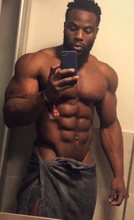 broyalty:🔥🔥🔥🔥 Sexy selfie.