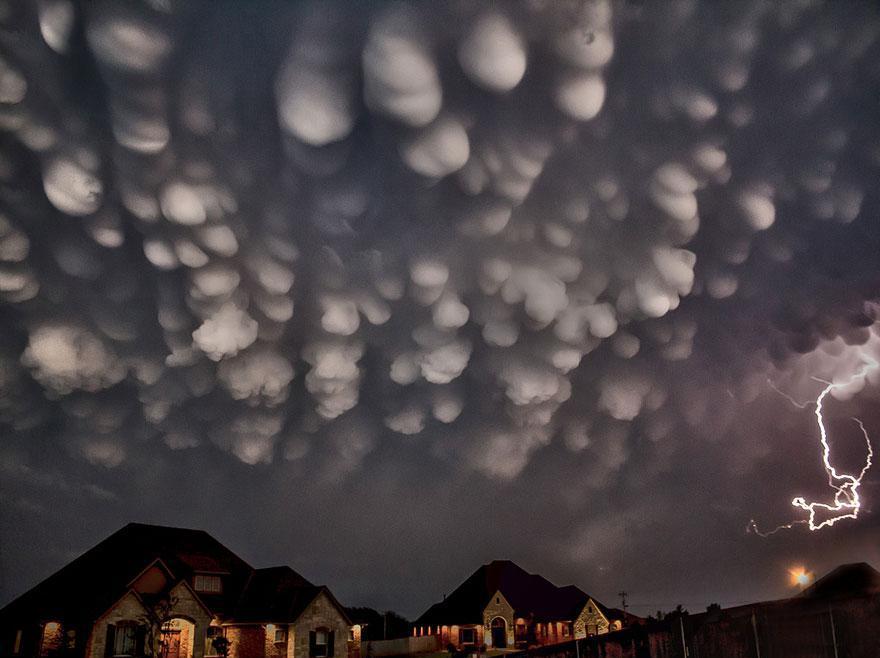 unicorn-meat-is-too-mainstream:   strange clouds  Various cloud formations might