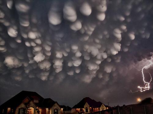 unicorn-meat-is-too-mainstream:   strange clouds  Various cloud formations might be one of the most beautiful and romantic sights in nature, but these masses of liquid droplets is also a complex and scientifically interesting phenomena. 