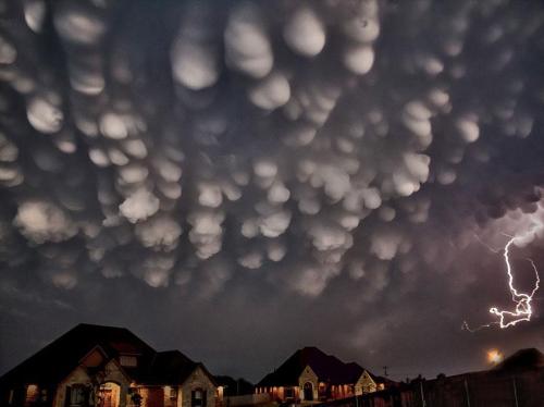 suitofcards:  stahp-it-jawn:  roaminglotus:  cryptidsandoddities:  Clouds are weird yo.  If I ever saw clouds looking like this I don’t know if I’d cry, shit bricks or do both simultaneously.   are clouds an actual thing  The gif of that weather
