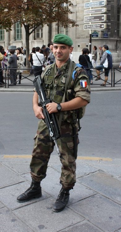 sexysoldiers:  French Guards at Notre Dam… 