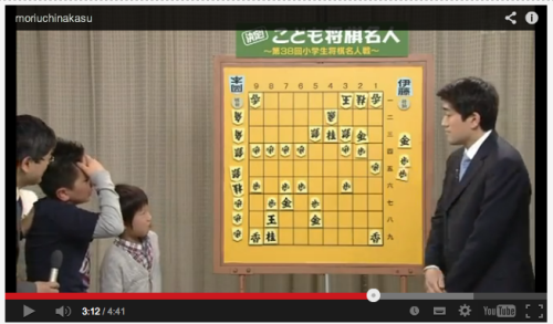 kogumarecord:  2ch名人 : 【動画】森内名人が小学生名人戦で解説→子どもが泣き出す  93：名無し名人：2013/10/19(土) 02:39:06.77 ID:yYXO7VCO     »21     あの話題の動画ついに上がっちまったか     アンチ的な揶揄じゃなく、本当にいいシーンなんだよ普通に感動シーン