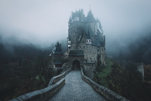 bokehm0n:November mornings at castle Eltz.