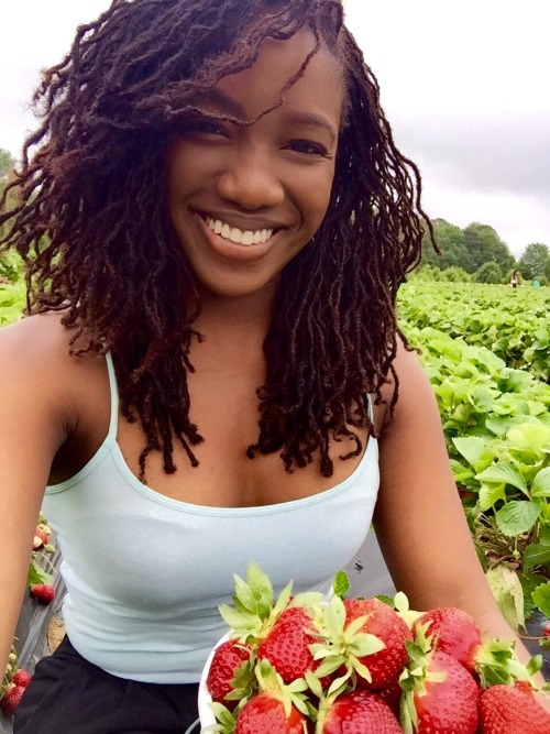 merakiandmelaninblooms:5.21.2016. Gratitude: I went strawberry picking today.