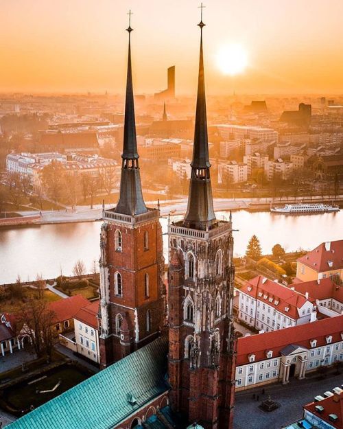 A tower between towers! @_pionowo_ #wroclaw #wroclawinyourpocket #polandinyourpocket #polandexperien