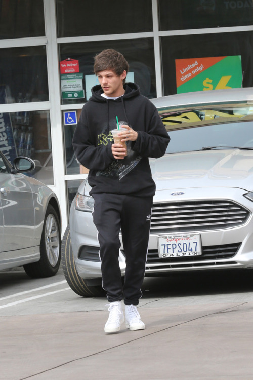 trackingonedirection: Louis Tomlinson out in LA. (16/02/2017)Part 1/3