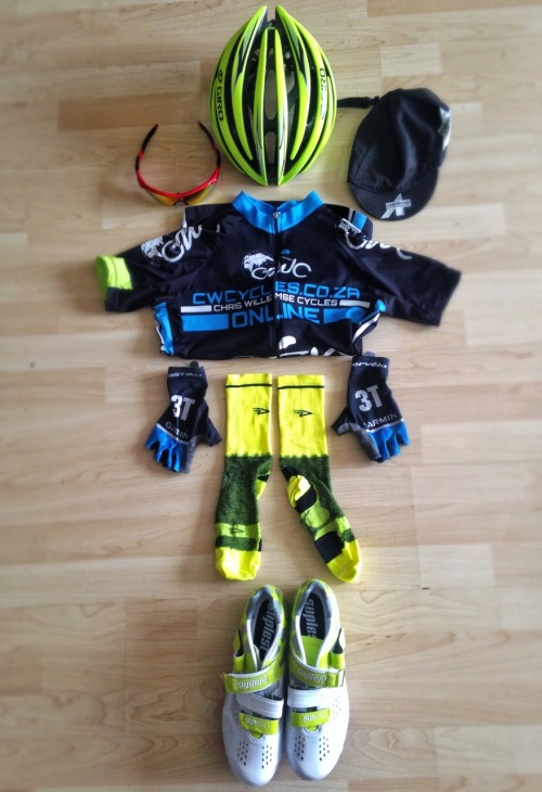 crank360:  deepsection:  coxcycling:  Gear  HiViz  I like the DeFeet socks!