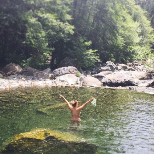 naturalswimmingspirit: mikkigiger When you’re the only ones at couch rock 🌞🌸 
