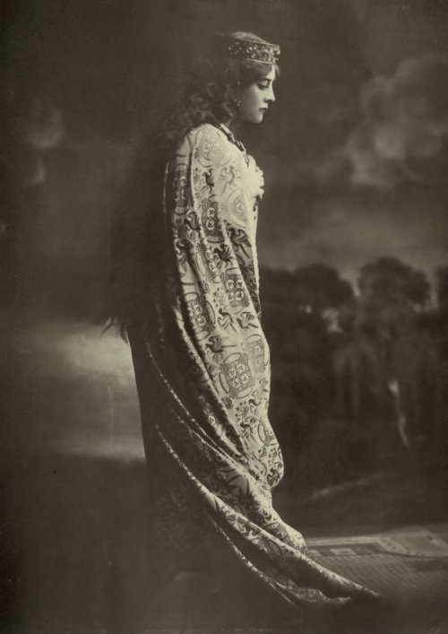 castaroundvintage: Estelle Wentworth, 1913. 