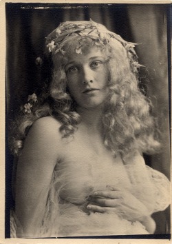 vensuberg:  The photos are by Charles Gates Sheldon. The model you can find identified as Esther Ralston or Dolores Costello (Drew Barrymore’s grandmother). As I’ve given ample proof in the past, I’m the last one to choose in a matter like that.