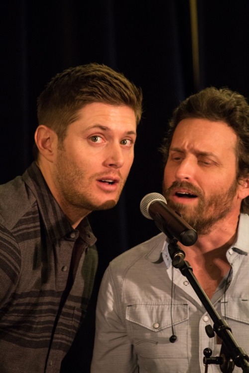 waitingforthesong:  Jensen singing with Rob after the J2 panel at HoustonConPhotos by me