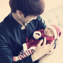 just-your-typical-asian:   @btobpeniel Oops!!!! Christmas with my niece!!! Haha &gt;&lt;   OMFG SO CUTE ♥ 