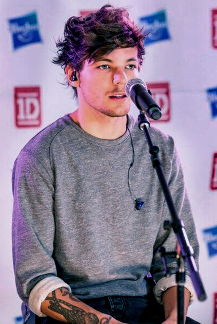 pintsizelwt:Louis + grey sweaters