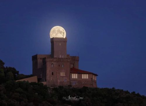 The Moon and the Castle&hellip; #andreadani #igerslivorno #igerstoscana #livornesity #visittusca