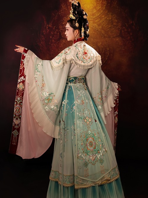 chinese hanfu by 衔泥小筑