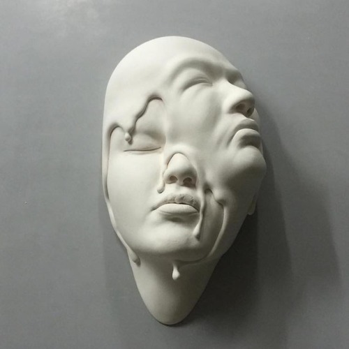 thedesigndome:  Sculpture That Speaks of Love Johnson Tsang’s latest sculpture called The Kiss delve