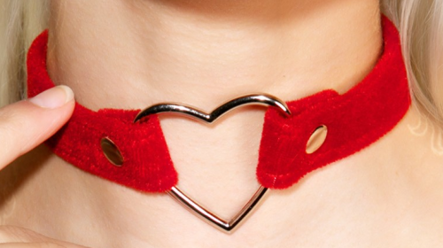 coquettefashion:Red Velvet Heart Choker