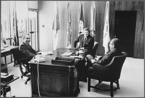 Richard M. Nixon and Henry Kissinger meeting with Marion “John” Wayne,  10 July 1972 - White House, Washington D.C. (USA)