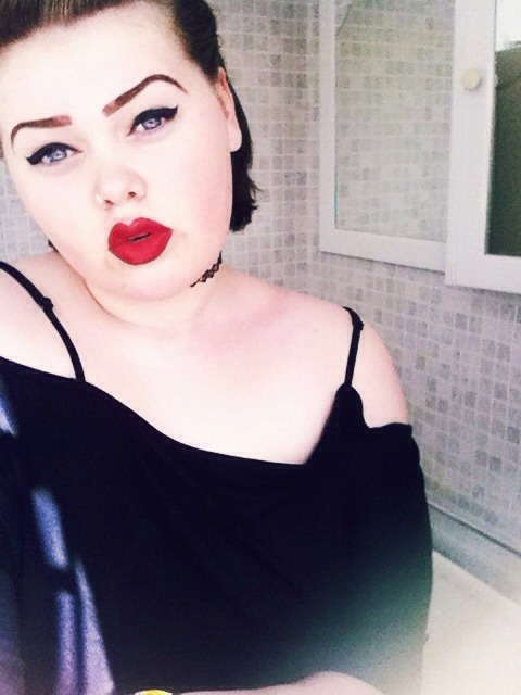 daddyslittlesugarplumpixie:  She gives them butterflies, bats her cartoon eyes
