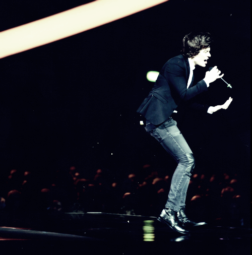 kidrhauls:  Harry performing One Way or Another (Teenage Kicks) At the Brits Awards