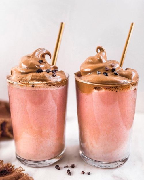 Dalgona Coffee Strawberry Shakes made with love by @vanelja (recipe).Relax and de-stress with this s