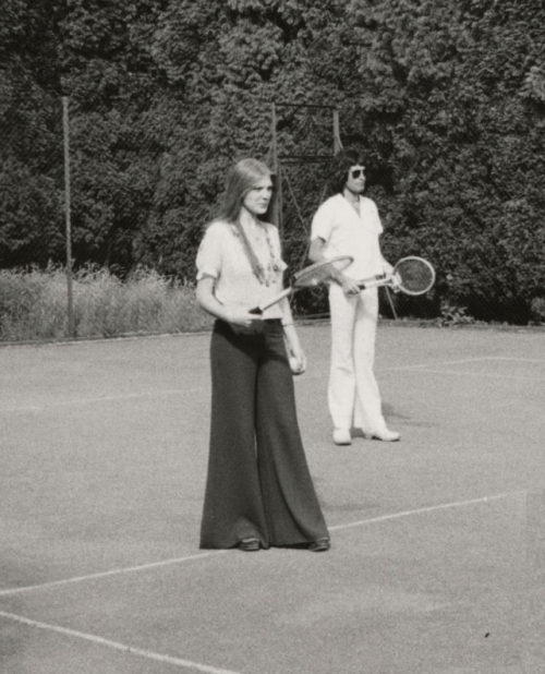 Freddie Mercury and Mary Austin playing tennis at Ridge Farm, july 1975.