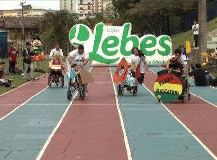Corrida maluca com crianças cadeirantes emociona público em Porto Alegre