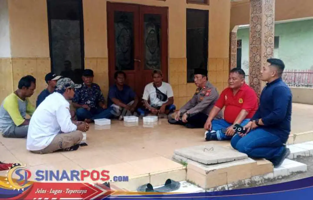 Jelang Hari Bhayangkara Ke 79, Kapolsek Klari Gelar Jumat Curhat, Tampung Keluh Kesah dan Curhatan Warga Dusun Ciwadas Desa Klari Tentang Kamtibmas