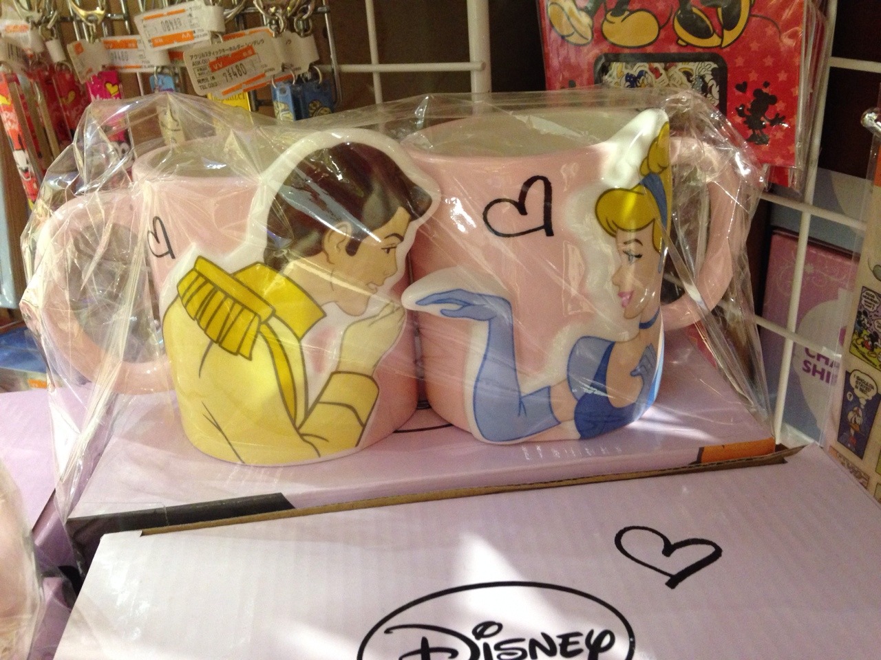 peachmilky:  disneyjapan:  Disney His and Her cups.  OHMYGOD 