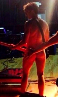 biebernaked:  Calum😋💦