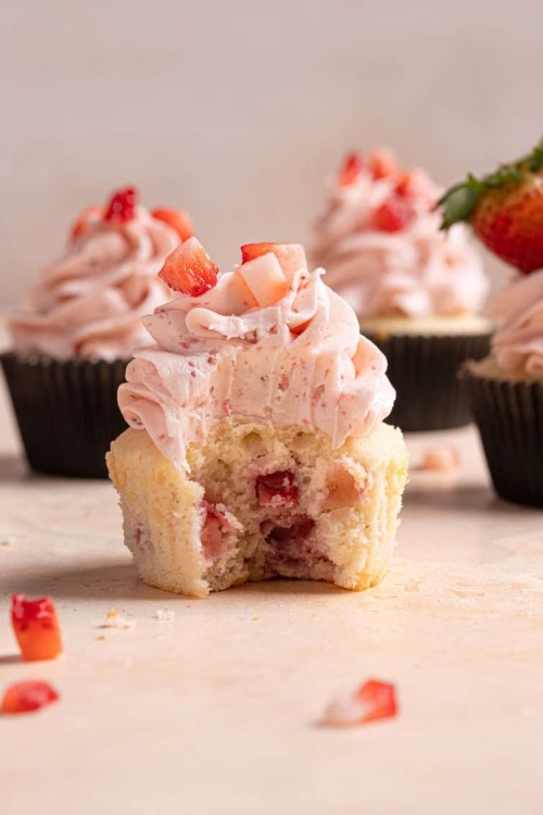 STRAWBERRY CUPCAKES WITH STRAWBERRY MERINGUE BUTTERCREAMFollow for recipesIs this how you roll?