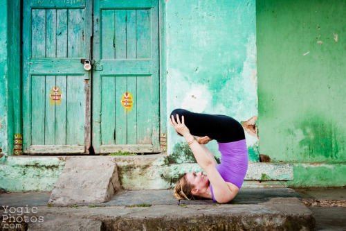 Coralie in Mysore, India. Christine Hewitt © yogicphotos.com  www.coraliebonnemaiso.c