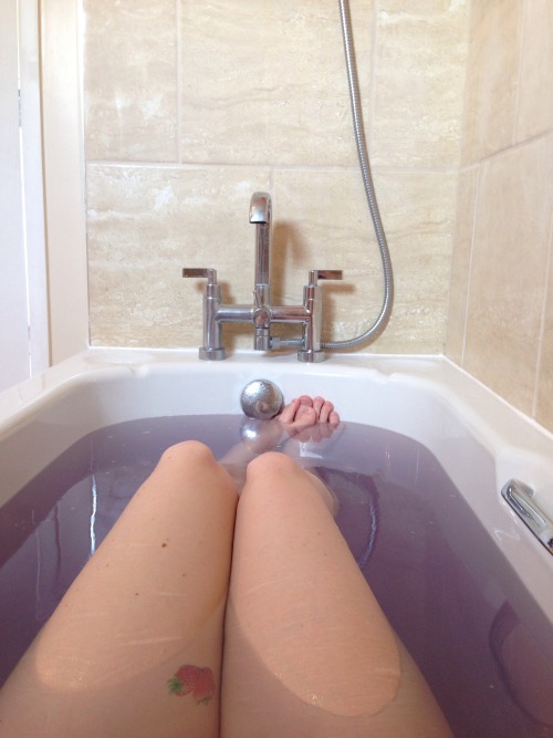 My current view. The twilight bath bomb is one of my favourites!!! kitty-in-training Ahh we had matc