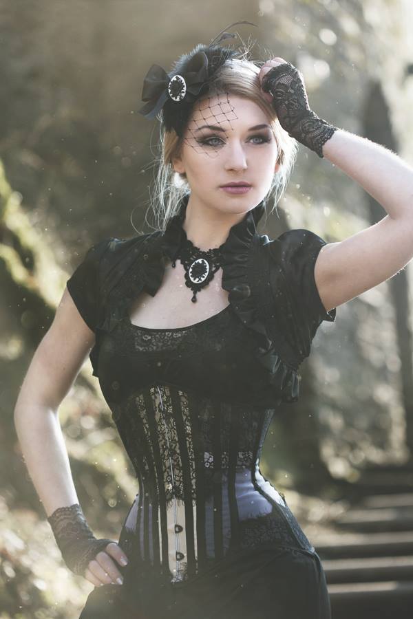 gothicandamazing:  Model, MUA, styling: Fräulein Kafka (Alternative Fashion Model)Photo: