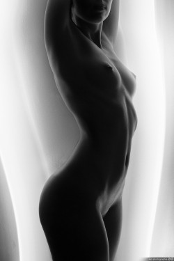 500pxpopularnude:  S light 01 by Exa-Photographie