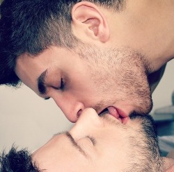 ladnkilt:  THE GAY MALE COUPLE…  THE BEAUTY