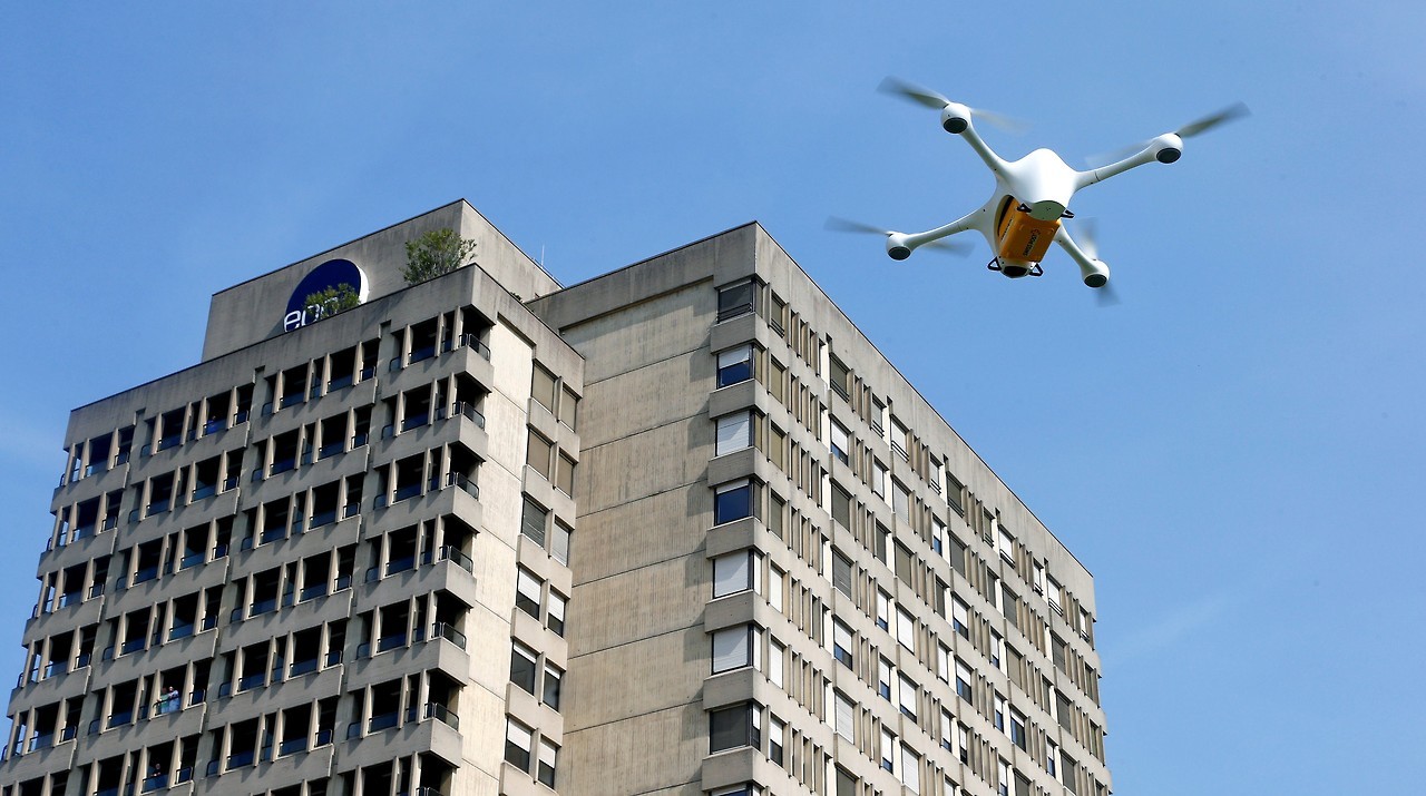 DRONES HOSPITALARIOS. El correo suizo presentó los vuelos regulares de drones para trasladar muestras de laboratorio entre dos hospitales en Lugano, Suiza. Oficina Federal de Suiza para la Aviación Civil (FOCA) ha dado al proyecto la luz verde...