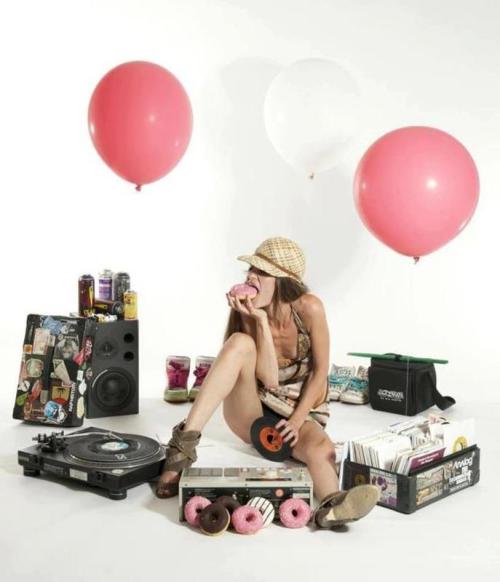 vinylladies:  I took up all of my winnings And I gave my little Bessie half And she tore it up and threw it in my face Just for a laugh Now there’s one thing in the whole wide world I sure would like to see That’s when that little love of mine Dips