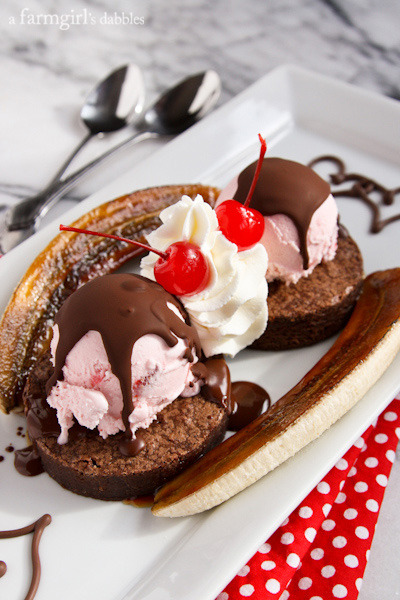 confectionerybliss:Brûléed Banana Split with Brownies and Magic ShellSource: A Farm Girl’s Dabbles