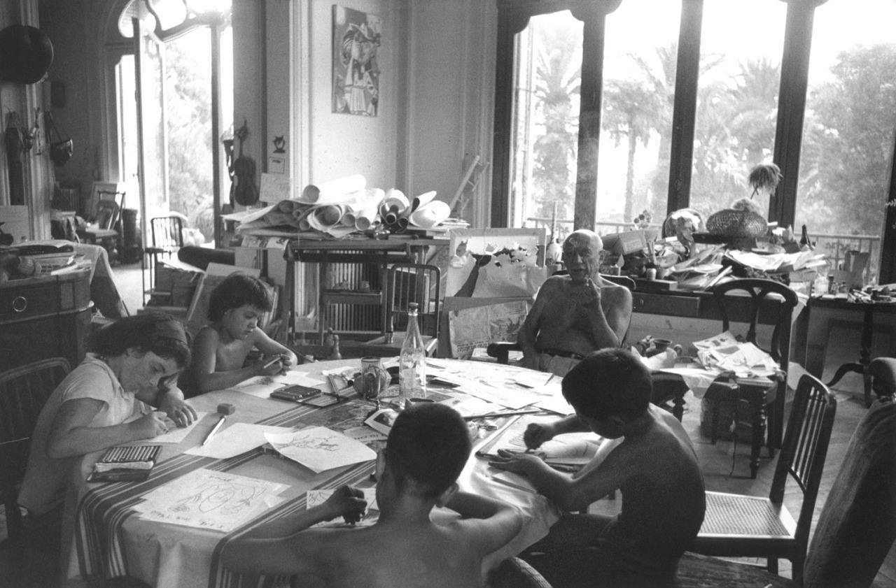 edoardojazzy:
“Picasso giving a drawing lesson to his children Paloma and Claude, and two friends, Cannes, France, 1957
@ René Burri
”