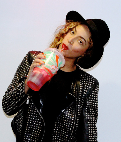 adoringbeyonce:  Trollyoncé is out in full force tonight 😭 