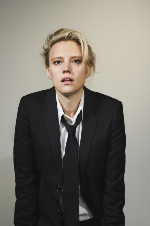 holdingontoyoufordearlife:Kate McKinnon Answers Questions From Seth Meyers, Margot Robbie, Charlize 