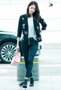 im220-cm:      160408 YoonA - ICN Airport by lily–sosi      2714 × 3996    股間がおいしそう。おまんこに突っ込みたい。