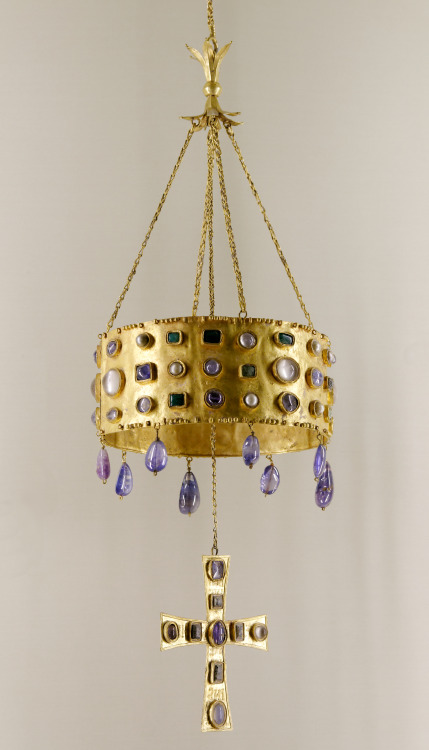 artofthedarkages:“Votive Crown from the Guarazzar Treasure”A hanging crown in the Polychromatic Styl