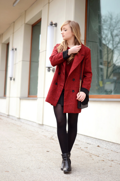 tightsobsession:  Warm weather & oversized coat. Via Mild Clouds.  Just love sexy legs
