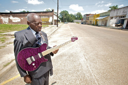 bobbycaputo:  Photographer Documents Mississippi’s Last Remaining Blues Musicians For his series Portraits of the Blues, photographer Lou Bopp captures the last remaining Mississippi delta Blues musicians. Since 2008, he has made portraits of over